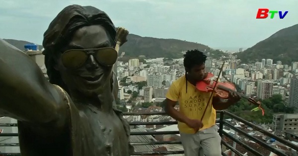 Chàng trai nghèo chơi Violin trên đường phố Brazil